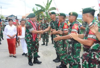 Pangdiv 2 Kostrad Mayjen TNI Syafrial saat mengunjungi Satgas Yonarmed 1 Kostrad, Kamis (1/12)