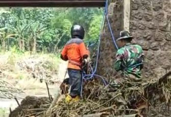 Pembersihan aliran sungai dari sampah
