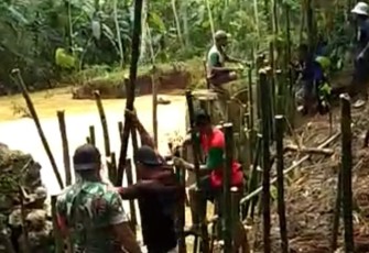 Gotong-royong perbaiki tanggul sungai