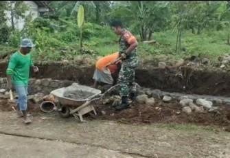 Gotong-royong perbaiki talud jalan di desa binaan