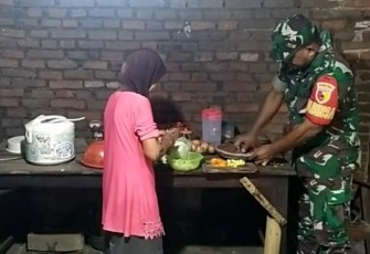Serda Suyadi mengulek sambel 
