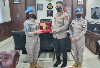 Kapolrestabes Medan Kombes Valentino Alfa Tatareda menerima cinderamata