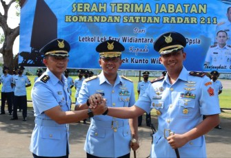 Komandan Kosek IKN Marsma TNI Setiawan foto bersama Dansatrad 211 Tanjung Kait. Kamis (1/12)