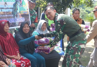 Dandim 0807/Tulungagung Letkol Czi Nooris Agus Rinanto memberikan bantuan sembako warga