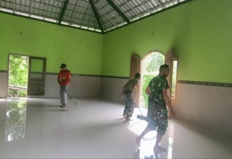 Bersihkan rumah ibadah bersama warga binaan