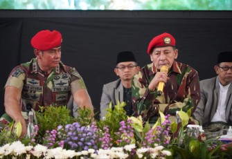 Danjen Kopassus Mayjen TNI Iwan Setiawan saat menerima tausiah Habib Luthfi bin Yahya di Gedung Olahraga Nanggala Kopassus Cijantung, Minggu (4/12)
