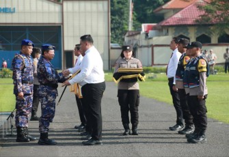Kapolda Jatim Irjen Pol Toni Harmanto saat memberikan penghargaan personel berprestasi. Senin (5/12)