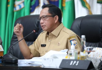 Mendagri Tito Karnavian saat rakor penanganan inflasi di Jakarta, Senin (5/12)