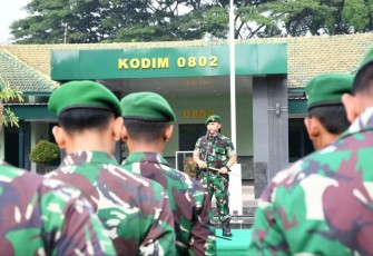 Dandim 0802/Ponorogo Letkol Inf Hirta Juni Adriansyah saat memberikan pengarahan 