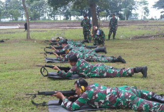 Latihan menembak prajurit Lanud Sugiri Sukani. Selasa (6/12)