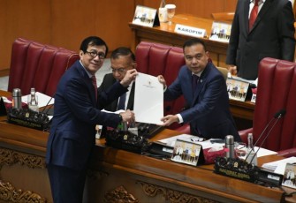Menkumham RI Yasonna H Laoly saat menerima pengesahan RUU KUHP dalam rapat paripurna DPR RI. Selasa (6/12)