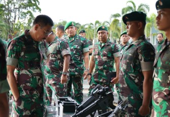 Pangdam XII/Tpr memeriksa alkap kesiapan penugasan