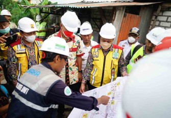 Gubernur Jateng Ganjar Pranowo ketika meninjau pembangunan jembatan Juwana