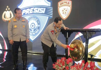 Kapolda Jatim Irjen Pol Toni Harmanto mendampingi Wakapolri Komjen Pol Gatot Eddy Pramono membuka Rakorbin SDM dan PNS Polri tahun 2022 di Shangrila Hotel Surabaya, Rabu (7/12)