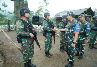 Pangdiv 2 Kostrad Mayjen TNI Safrial saat tinjau Latsiap Pratugas Yonif MR 411/Pandawa di Karanganyar, Jateng, Rabu(7/12)