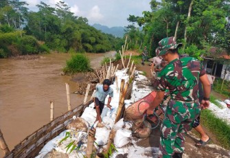 Perbaikan tanggul sungai bersama warga binaan 
