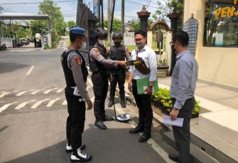 Perketat penjagaan dan pengecekan pengunjung di Mapolres Batu. Rabu (7/12)