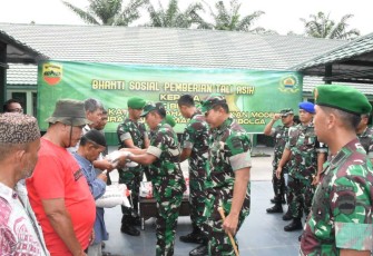 Kasdam I/BB Brigjen TNI Rifky Nawawi saat memberikan bantuan abang becak Sibolga