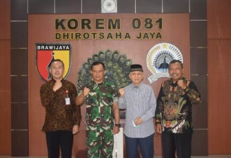 Danrem 081/DSJ Kolonel Inf Deni Rejeki foto bersama jajaran pengurus  Unmer Madiun 