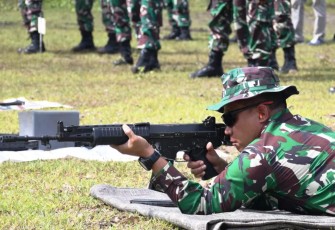 Danrem 081/DSJ Kolonel Inf Deni Rejeki saat latihan menembak laras panjang, Kamis (8/12)