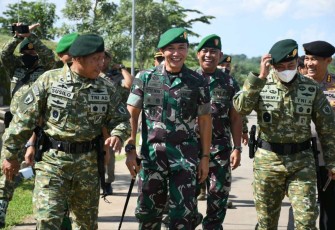 Pangdam Hasanuddin Mayjen TNI Dr. Totok Imam Santoso bersama Pangdivif 3 Kostrad Brigjen TNI Mobil Helmy Prasetya di Gowa, Kamis (8/12)