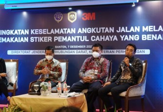 Sosialisasi keselamatan angkutan darat dengan pemakaian stiker pemantul jalan