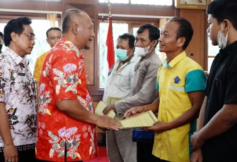 Pj Bupati Pati menyerahkan santunan kematian secara simbolis