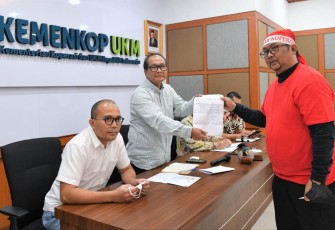SeskemenkopUKM Arif Rahman saat menerima aspirasi publik