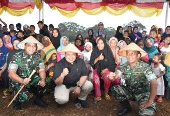 Danrem 023/KS Kol Inf Dodi Triwinarto bersama Kasdam I/BB dan Forkopimda Tapsel usai tanam jagung. Jum:at (9/12)