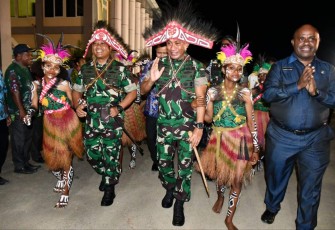 Danrem 181/PVT Brigjen TNI Wawan Erawan saat mendampingi Pangdam Kasuari