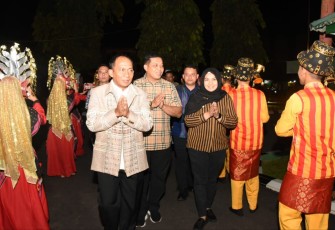 Tari Somba Somba menyambut kedatangan Kasdam I/BB beserta Danrem 023/KS di Makodim 0212/TS