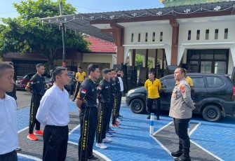 Kapolres Ngawi AKBP Dwiasi Wiyatputera saat memberikan pengarahan 