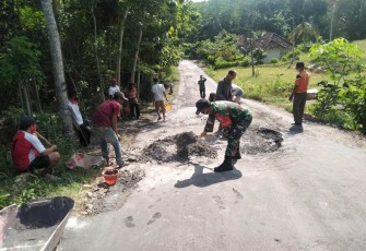 Perbaiki jalan berlubang bersama warga binaan 