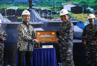 Wakasal Laksdya TNI Ahmadi Heri Purwono saat menerima cenderamata 