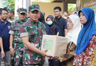 Danrem 081/DSJ Kolonel Inf Deni Rejeki saat memberikan bantuan sosial warga di lingkungan Pucangmulyo Kabupaten Pacitan
