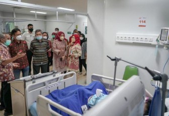 Menkes Budi Gunadi saat mengunjungi fasilitas RSUD Dr Moewardi Solo, Jawa Tengah, Sabtu (10/12)