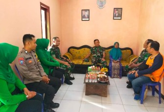Dandim 0801/Pacitan Letkol Inf Roliyanto saat mendampingi Danrem 081/DSJ meninjau hasil renovasi RLTH program Kasad