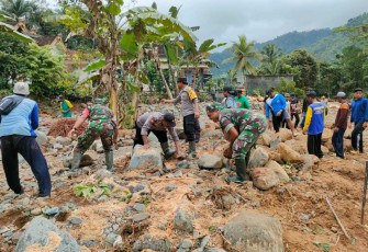 Kerja bakti perbaiki tanggul sungai