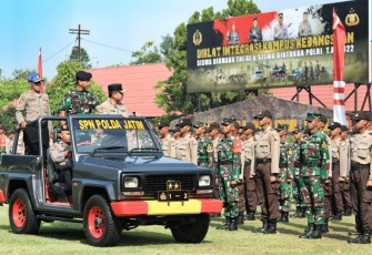 Kapolda Jatim Irjen Pol Toni Harmanto saat inspeksi peserta Diklat Integrasi TNI - Polri di SPN Mojokerto Polda Jatim, Senin (12/12)