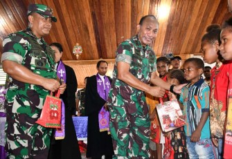 Pangdam Kasuari Mayjen TNI Gabriel Lema saat memberikan bingkisan