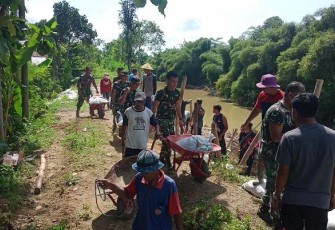 Gotong-royong pertebal isi tanggul sungai