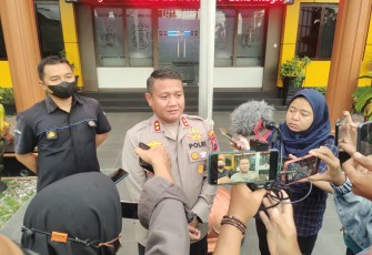 Kapolres Blitar Kota AKBP Argowiyono saat keterangan pers terkait perampokan rumdis Wali Kota Blitar, Senin (12/12)