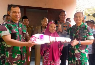 Danrem 081/DSJ Kolonel Inf Deni Rejeki saat menyerahkan kunci rumah program Kasad