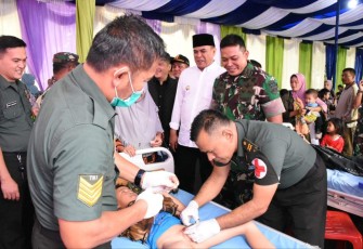 Danrem 023/KS Kol Inf Dodi Triwinarto saat meninjau sunatan massal