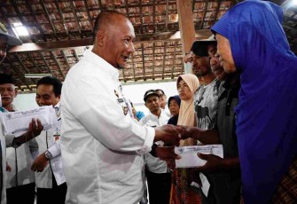 Pj Bupati Pati menyerahkan bantuan korban banjir 