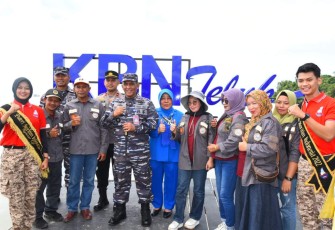 Danlantamal XII Laksma TNI Suharto saat foto bersama di Kampung Bahari Nusantara Teluk Suak Desa Karimunting, Rabu (14/12) 