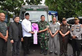 Danrem 023 KS Kolonel Inf Dodi Triwinarto menerima kunci simbolis Truck dari Bupati Madina, Rabu (14/12)