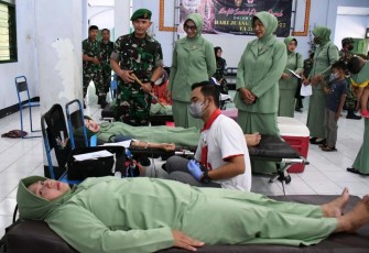 Dandim 0802/Ponorogo Letkol Inf Hirta Juni Adriansyah meninjau pelaksanaan donor darah 