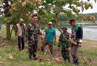 Dandim 0720/Rembang Letkol Czi Parlindungan Simanjuntak saat tanam pohon