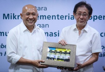 Menteri Teten Masduki bersama Dirut PT Sido Muncul David Hidayat di kantor Sido Muncul Jakarta, Jum'at (16/12)